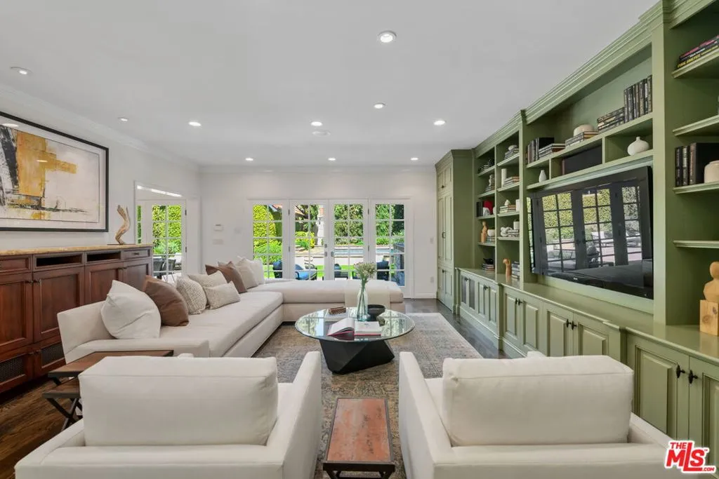 Santa Monica, California 90402, United States, 5 Bedrooms Bedrooms, ,6 BathroomsBathrooms,Residential,Pending,108706