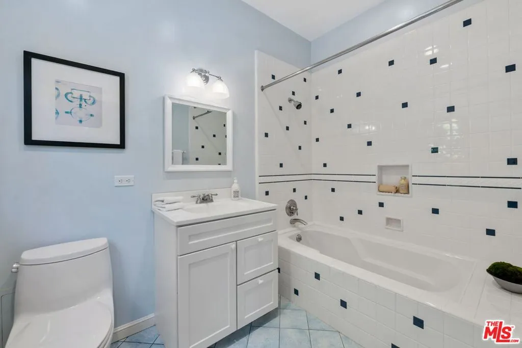 Santa Monica, California 90402, United States, 5 Bedrooms Bedrooms, ,6 BathroomsBathrooms,Residential,Pending,108706