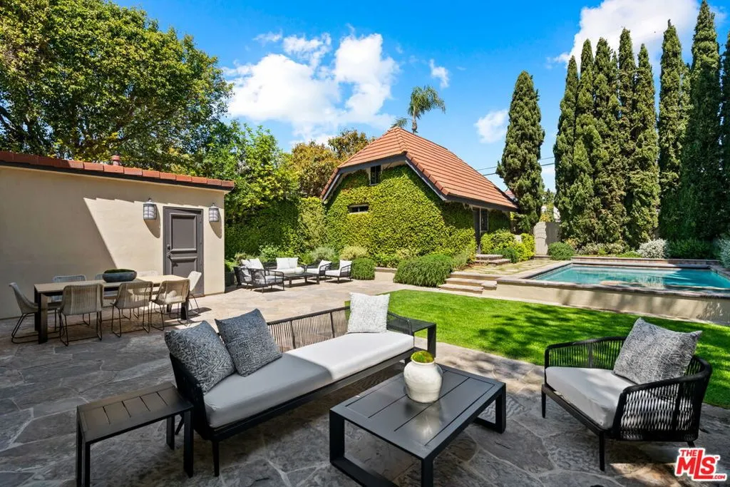 Santa Monica, California 90402, United States, 5 Bedrooms Bedrooms, ,6 BathroomsBathrooms,Residential,Pending,108706