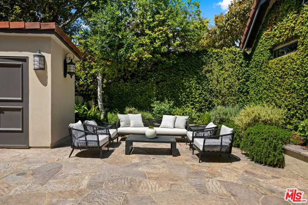 Santa Monica, California 90402, United States, 5 Bedrooms Bedrooms, ,6 BathroomsBathrooms,Residential,Pending,108706