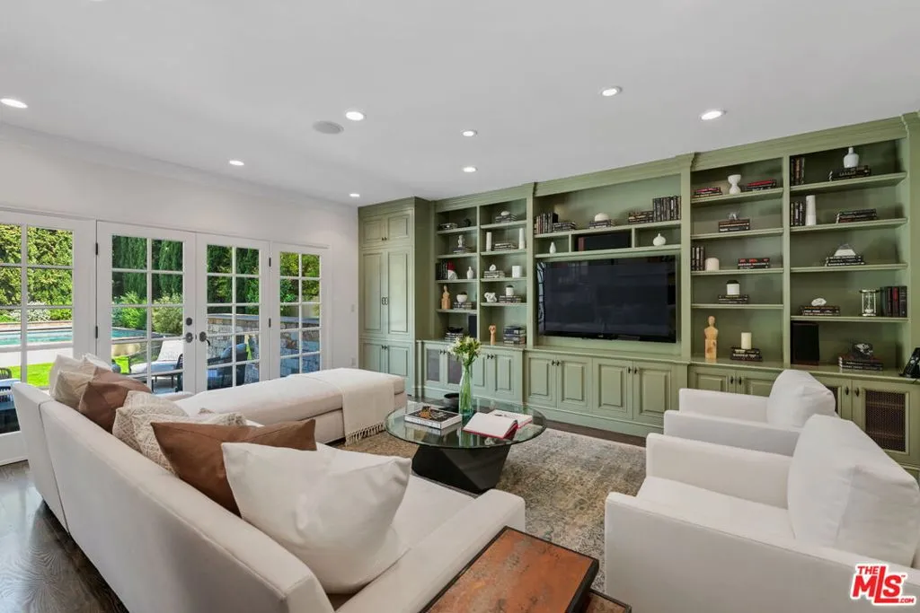 Santa Monica, California 90402, United States, 5 Bedrooms Bedrooms, ,6 BathroomsBathrooms,Residential,Pending,108706