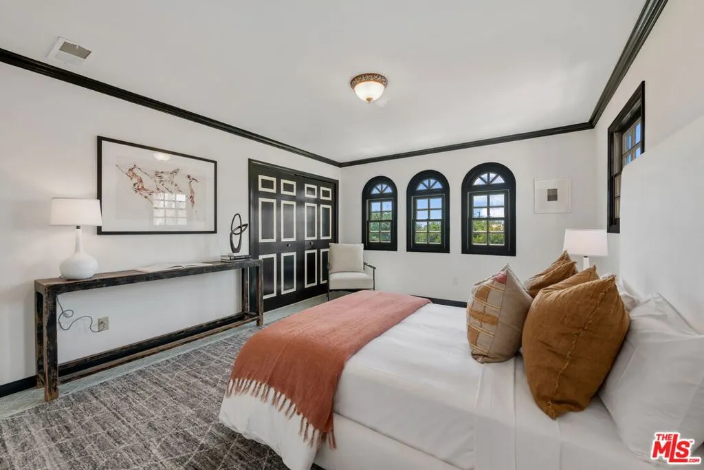 Santa Monica, California 90402, United States, 5 Bedrooms Bedrooms, ,6 BathroomsBathrooms,Residential,Pending,108706