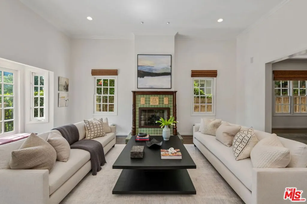 Santa Monica, California 90402, United States, 5 Bedrooms Bedrooms, ,6 BathroomsBathrooms,Residential,Pending,108706