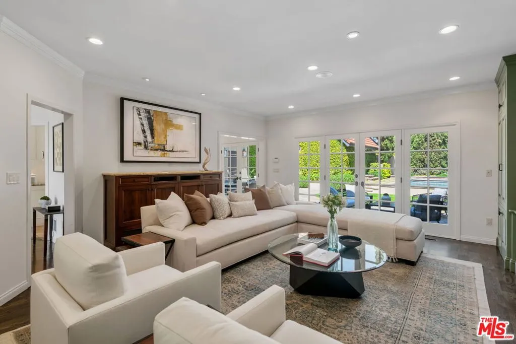 Santa Monica, California 90402, United States, 5 Bedrooms Bedrooms, ,6 BathroomsBathrooms,Residential,Pending,108706