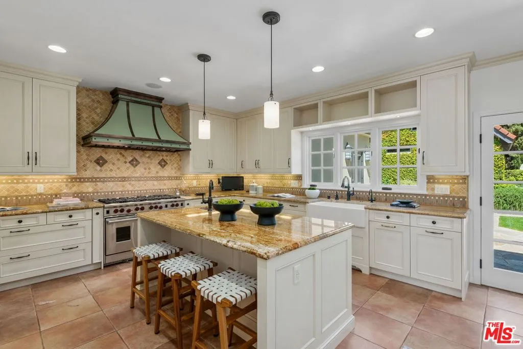 Santa Monica, California 90402, United States, 5 Bedrooms Bedrooms, ,6 BathroomsBathrooms,Residential,Pending,108706