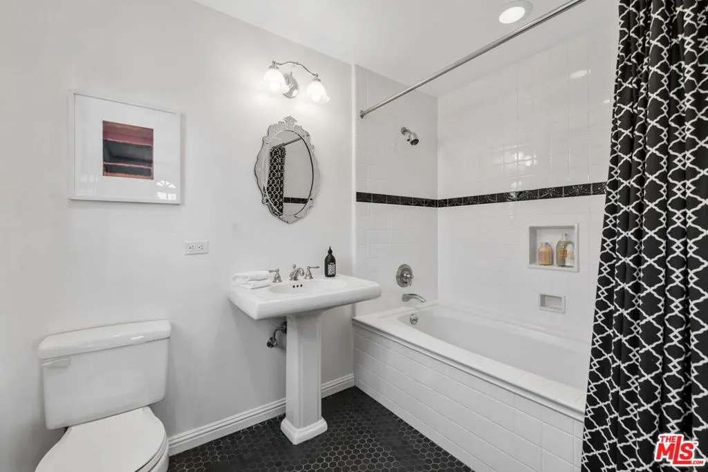 Santa Monica, California 90402, United States, 5 Bedrooms Bedrooms, ,6 BathroomsBathrooms,Residential,Pending,108706