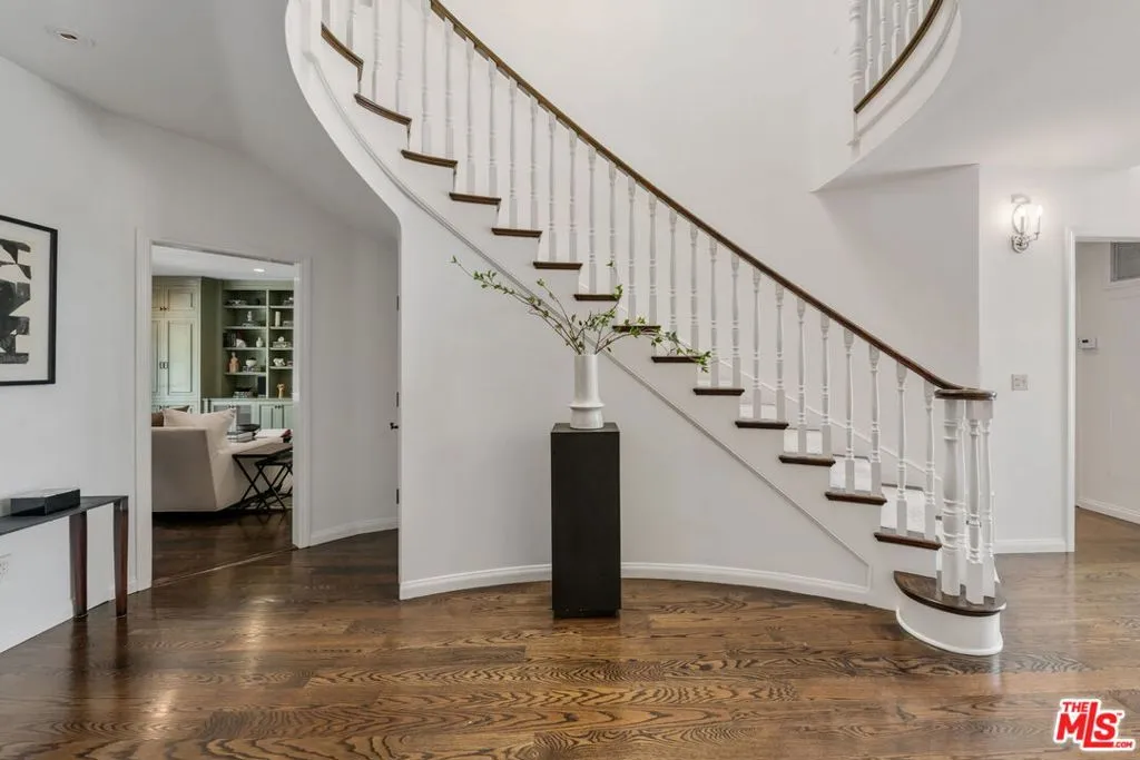 Santa Monica, California 90402, United States, 5 Bedrooms Bedrooms, ,6 BathroomsBathrooms,Residential,Pending,108706