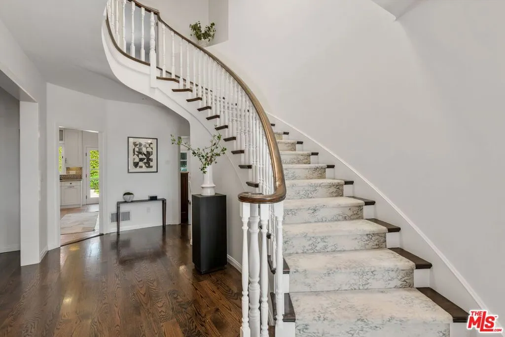 Santa Monica, California 90402, United States, 5 Bedrooms Bedrooms, ,6 BathroomsBathrooms,Residential,Pending,108706