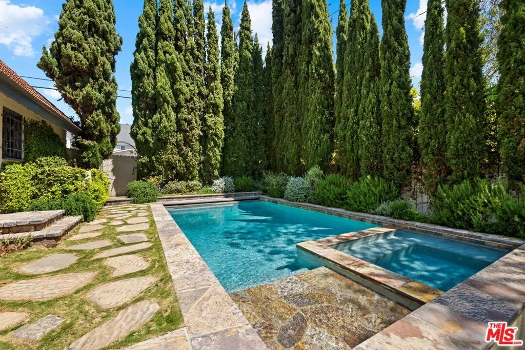 Santa Monica, California 90402, United States, 5 Bedrooms Bedrooms, ,6 BathroomsBathrooms,Residential,Pending,108706