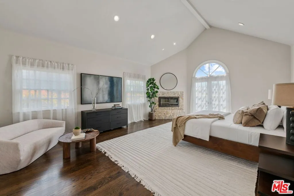 Santa Monica, California 90402, United States, 5 Bedrooms Bedrooms, ,6 BathroomsBathrooms,Residential,Pending,108706