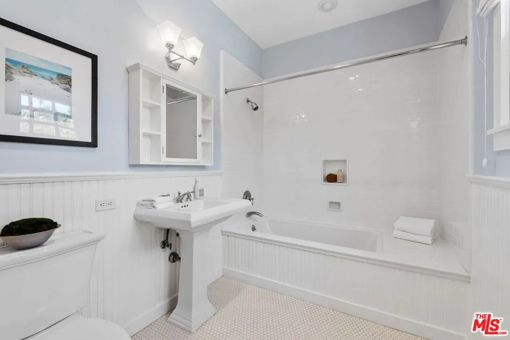 Santa Monica, California 90402, United States, 5 Bedrooms Bedrooms, ,6 BathroomsBathrooms,Residential,Pending,108706