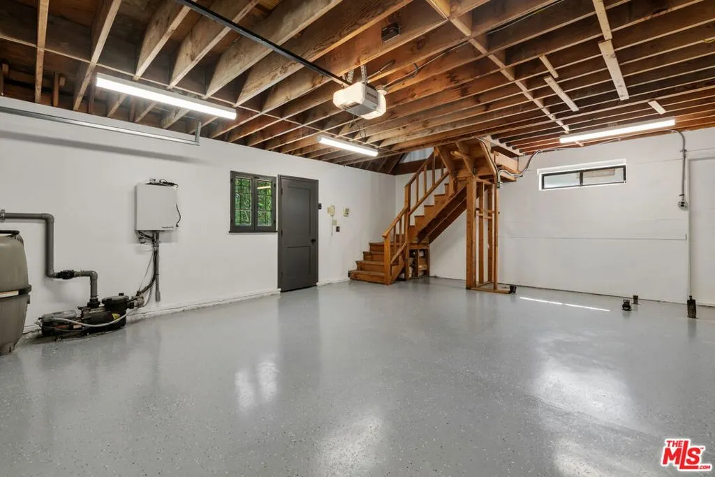 Santa Monica, California 90402, United States, 5 Bedrooms Bedrooms, ,6 BathroomsBathrooms,Residential,Pending,108706