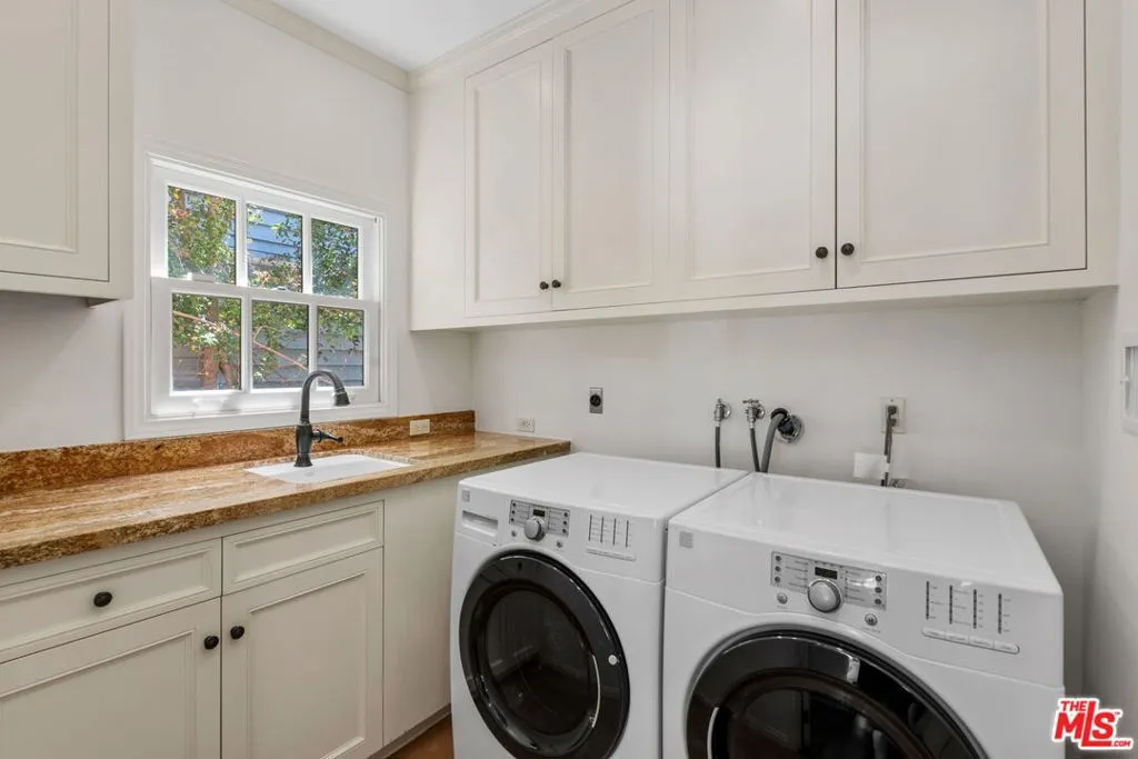 Santa Monica, California 90402, United States, 5 Bedrooms Bedrooms, ,6 BathroomsBathrooms,Residential,Pending,108706