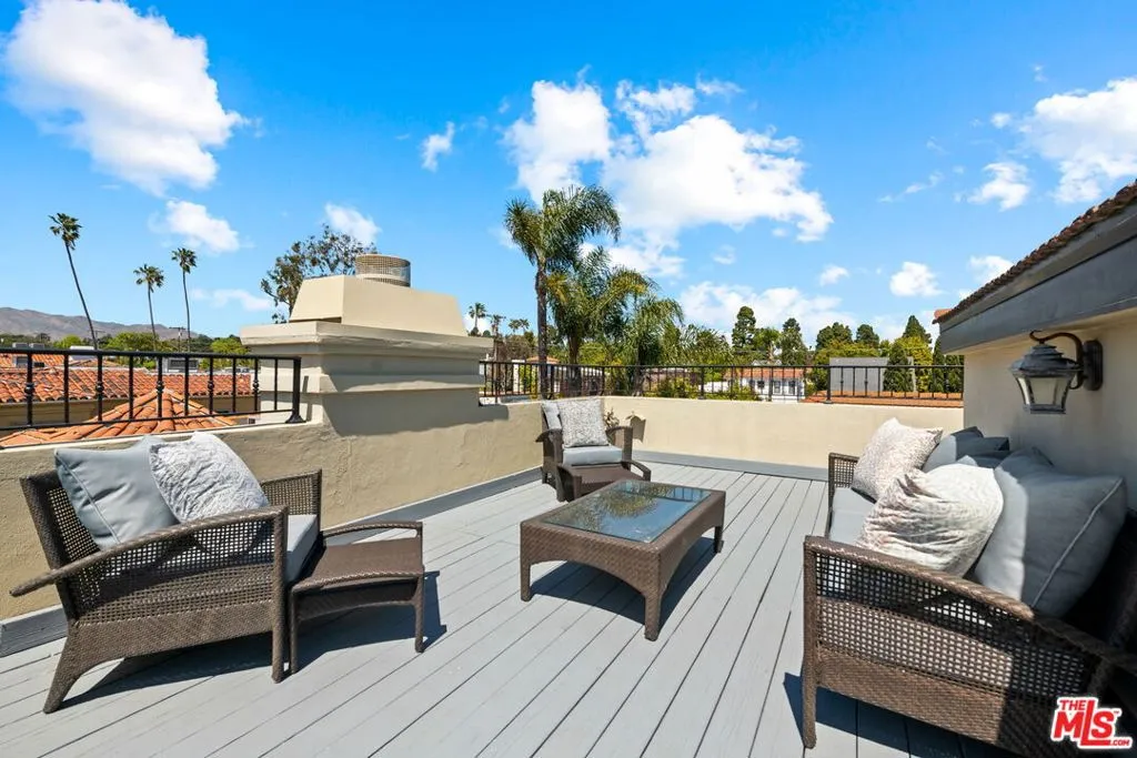 Santa Monica, California 90402, United States, 5 Bedrooms Bedrooms, ,6 BathroomsBathrooms,Residential,Pending,108706