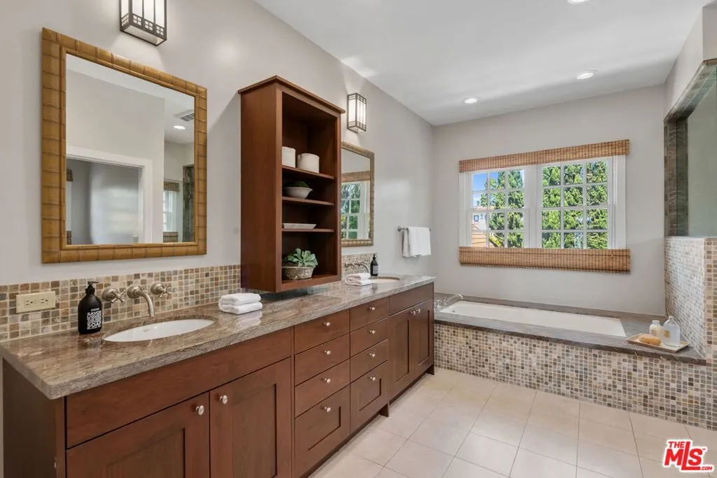 Santa Monica, California 90402, United States, 5 Bedrooms Bedrooms, ,6 BathroomsBathrooms,Residential,Pending,108706