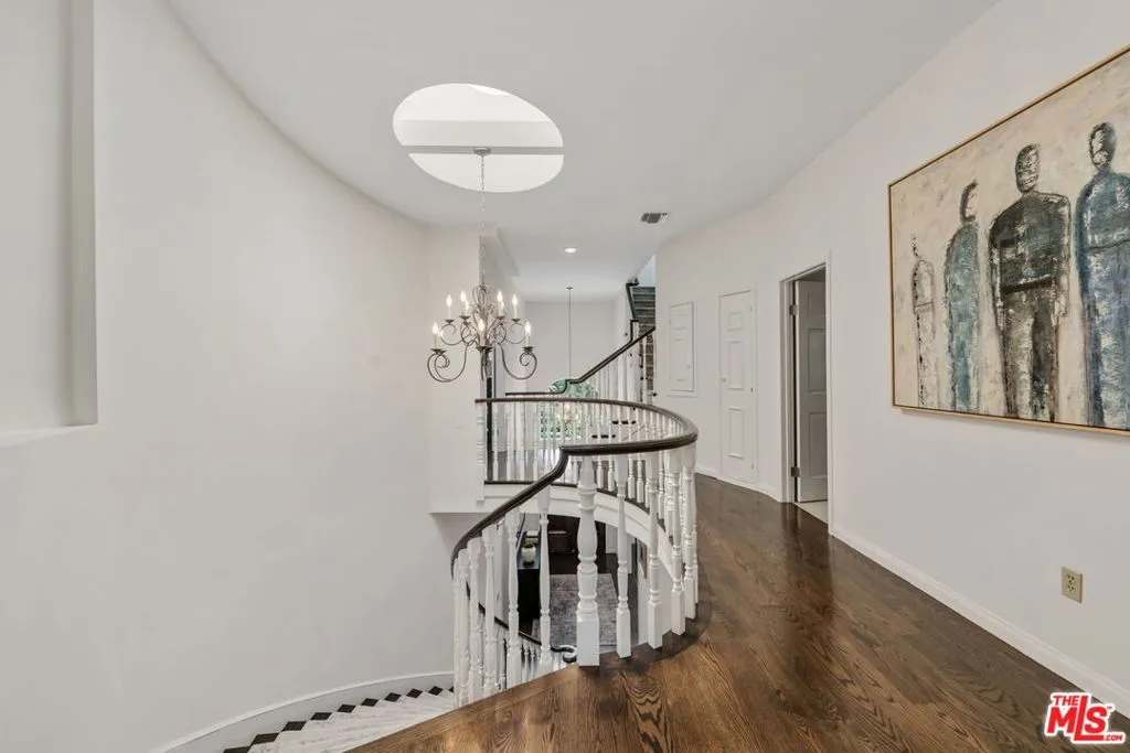 Santa Monica, California 90402, United States, 5 Bedrooms Bedrooms, ,6 BathroomsBathrooms,Residential,Pending,108706