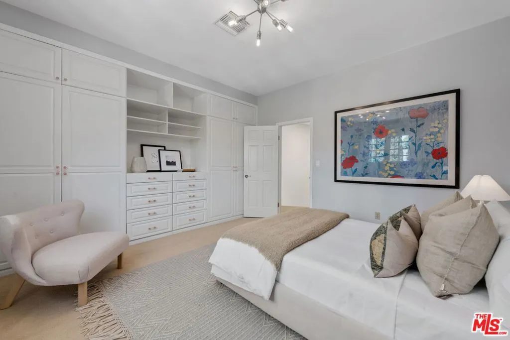 Santa Monica, California 90402, United States, 5 Bedrooms Bedrooms, ,6 BathroomsBathrooms,Residential,Pending,108706