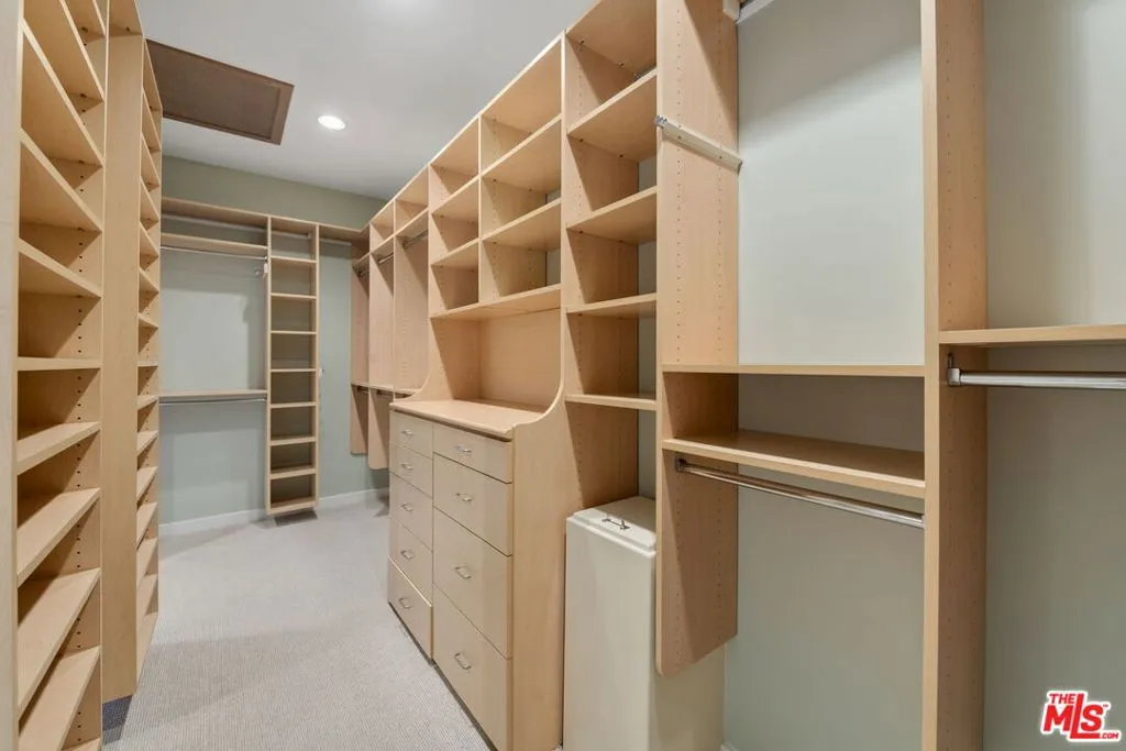 Santa Monica, California 90402, United States, 5 Bedrooms Bedrooms, ,6 BathroomsBathrooms,Residential,Pending,108706