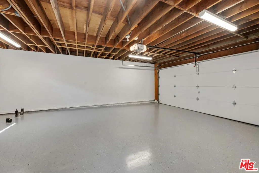 Santa Monica, California 90402, United States, 5 Bedrooms Bedrooms, ,6 BathroomsBathrooms,Residential,Pending,108706