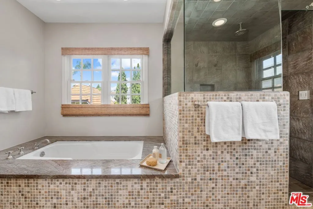 Santa Monica, California 90402, United States, 5 Bedrooms Bedrooms, ,6 BathroomsBathrooms,Residential,Pending,108706