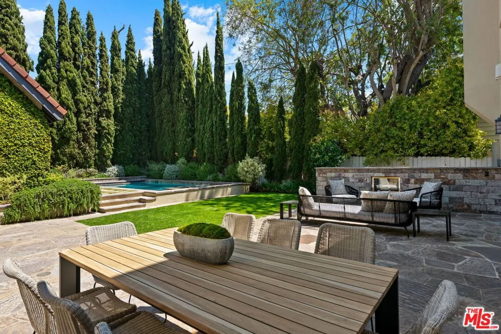 Santa Monica, California 90402, United States, 5 Bedrooms Bedrooms, ,6 BathroomsBathrooms,Residential,Pending,108706