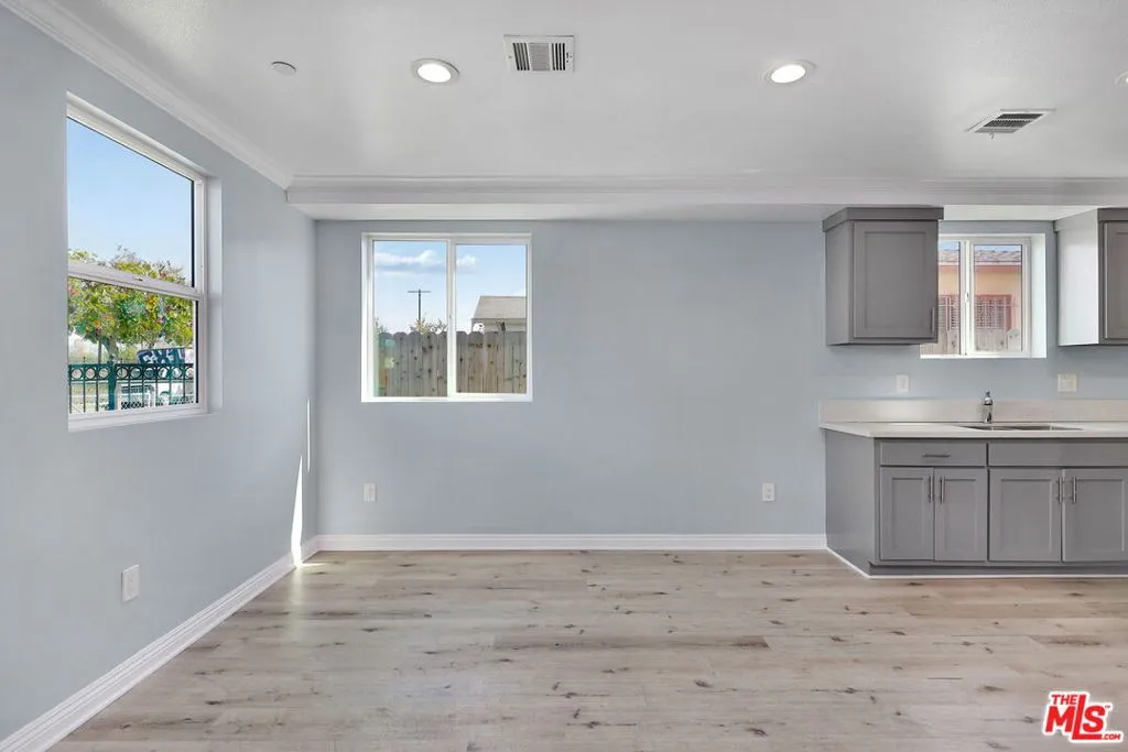 Los Angeles, California 90011, United States, 10 Bedrooms Bedrooms, ,6 BathroomsBathrooms,Residential,Active,101392