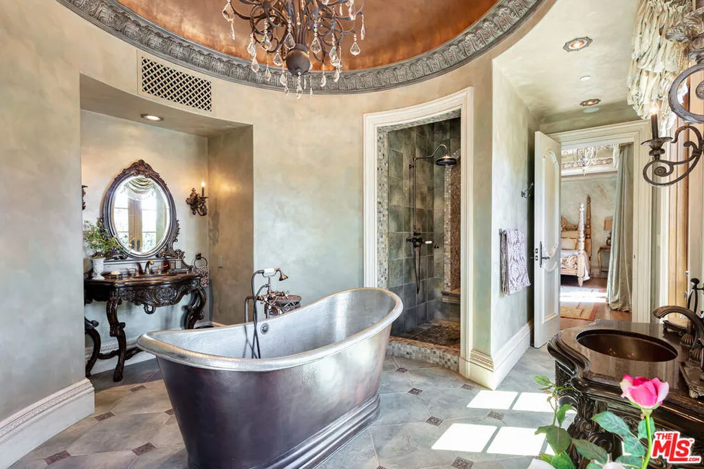 Calabasas, California 91302, United States, 7 Bedrooms Bedrooms, ,8 BathroomsBathrooms,Residential,Active,94041