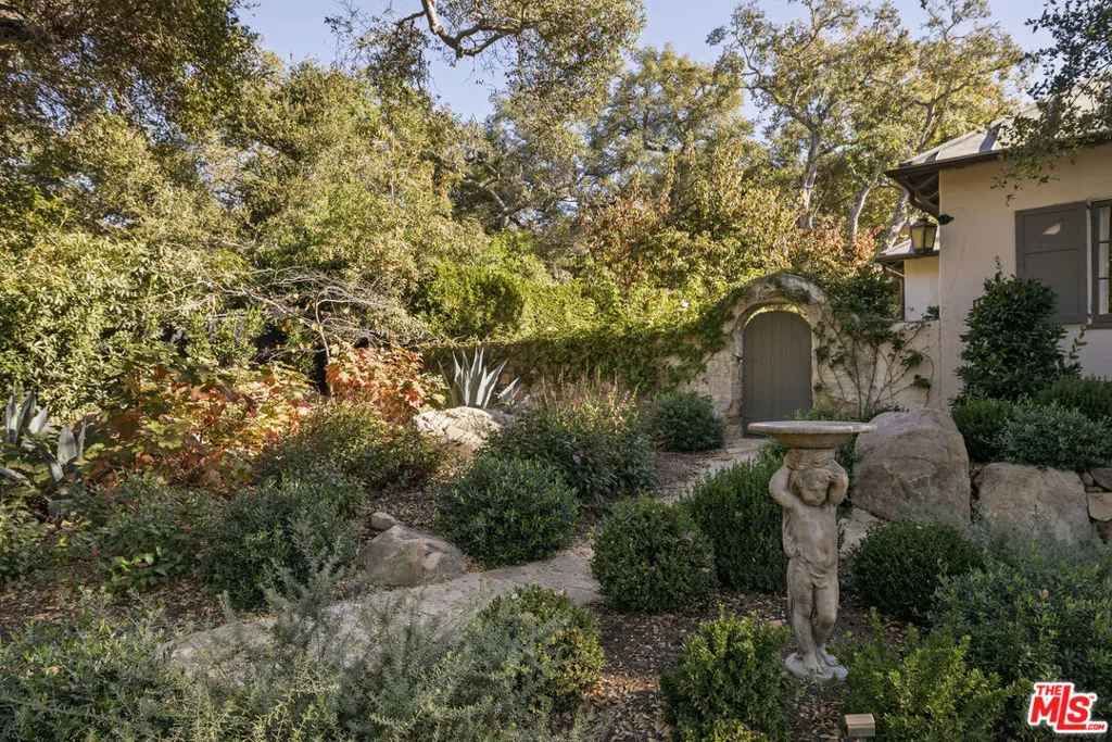 Santa Barbara, California 93105, United States, 4 Bedrooms Bedrooms, ,5 BathroomsBathrooms,Residential,Pending,22100