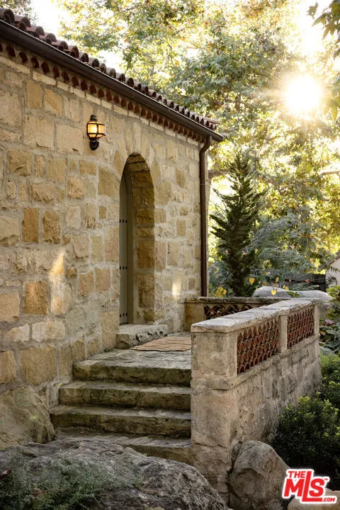 Santa Barbara, California 93105, United States, 4 Bedrooms Bedrooms, ,5 BathroomsBathrooms,Residential,Pending,22100