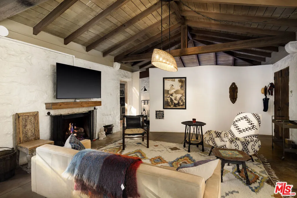 Santa Barbara, California 93105, United States, 4 Bedrooms Bedrooms, ,5 BathroomsBathrooms,Residential,Pending,22100