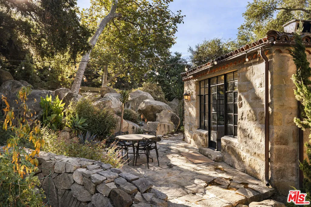 Santa Barbara, California 93105, United States, 4 Bedrooms Bedrooms, ,5 BathroomsBathrooms,Residential,Pending,22100