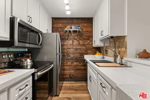 MLS: 25501731