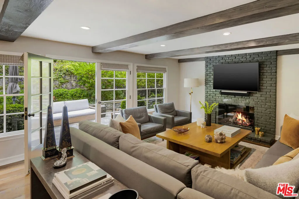 Los Angeles, California 90049, United States, 4 Bedrooms Bedrooms, ,4 BathroomsBathrooms,Residential,Active,125638