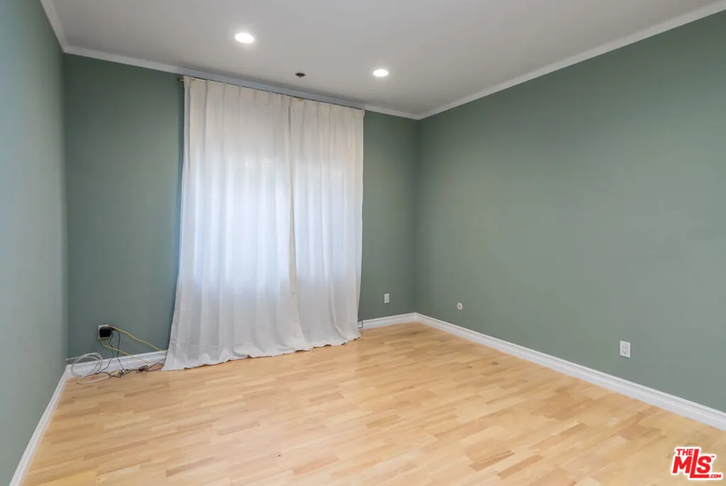 Sherman Oaks, California 91423, United States, 2 Bedrooms Bedrooms, ,2 BathroomsBathrooms,Residential,Pending,118183