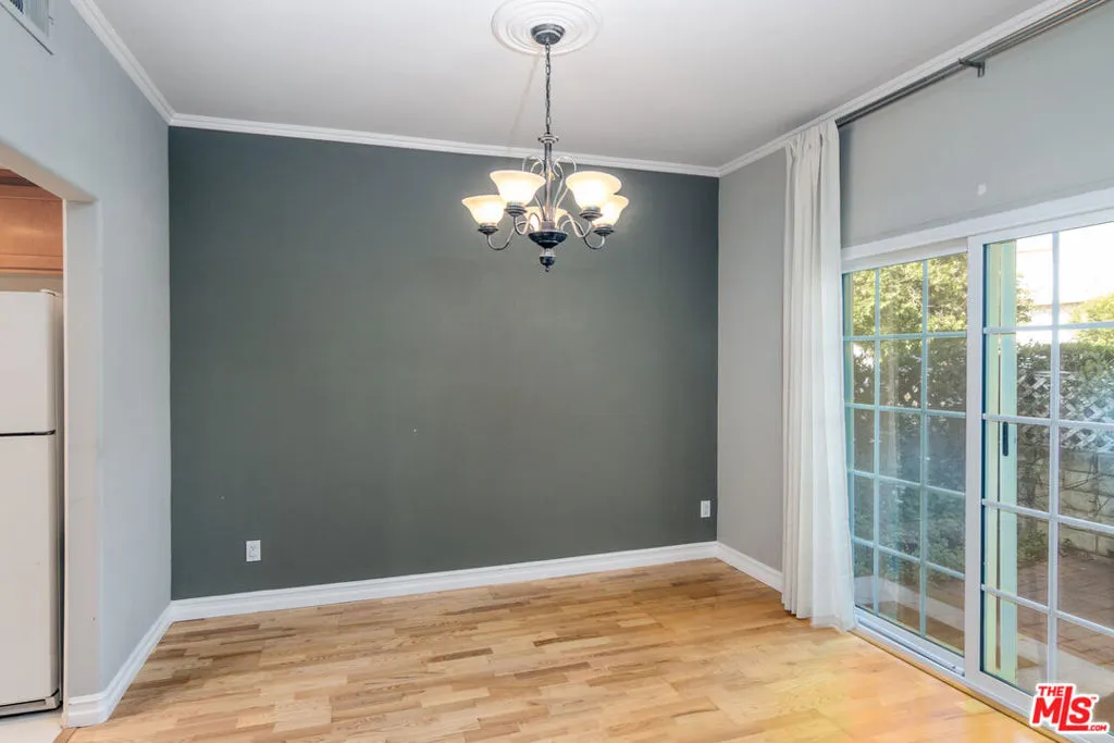 Sherman Oaks, California 91423, United States, 2 Bedrooms Bedrooms, ,2 BathroomsBathrooms,Residential,Pending,118183