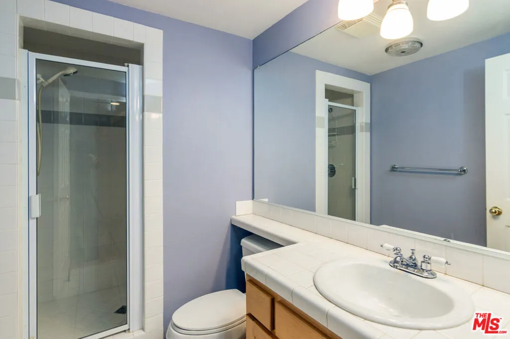 Sherman Oaks, California 91423, United States, 2 Bedrooms Bedrooms, ,2 BathroomsBathrooms,Residential,Pending,118183