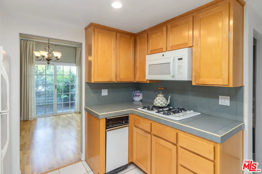 Sherman Oaks, California 91423, United States, 2 Bedrooms Bedrooms, ,2 BathroomsBathrooms,Residential,Pending,118183