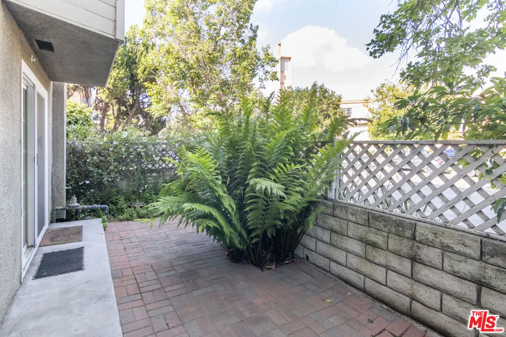 Sherman Oaks, California 91423, United States, 2 Bedrooms Bedrooms, ,2 BathroomsBathrooms,Residential,Pending,118183