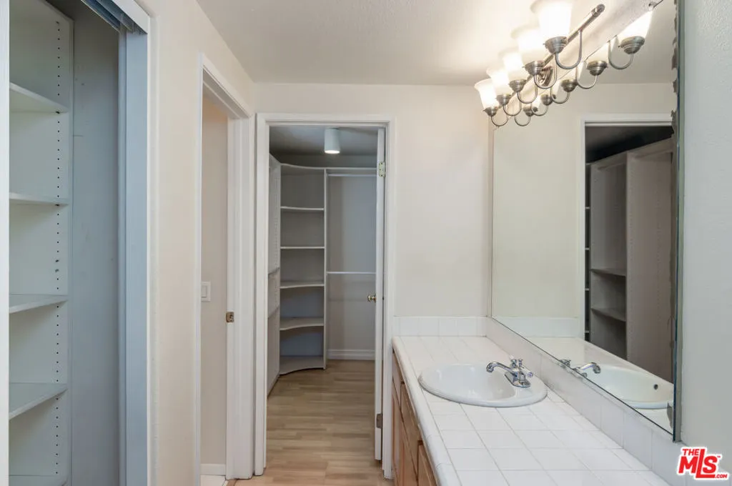 Sherman Oaks, California 91423, United States, 2 Bedrooms Bedrooms, ,2 BathroomsBathrooms,Residential,Pending,118183