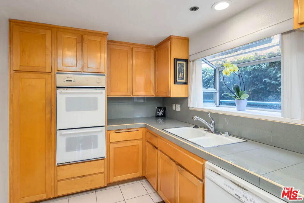 Sherman Oaks, California 91423, United States, 2 Bedrooms Bedrooms, ,2 BathroomsBathrooms,Residential,Pending,118183