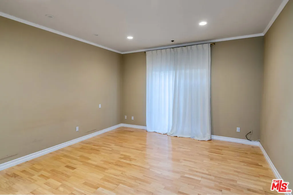 Sherman Oaks, California 91423, United States, 2 Bedrooms Bedrooms, ,2 BathroomsBathrooms,Residential,Pending,118183