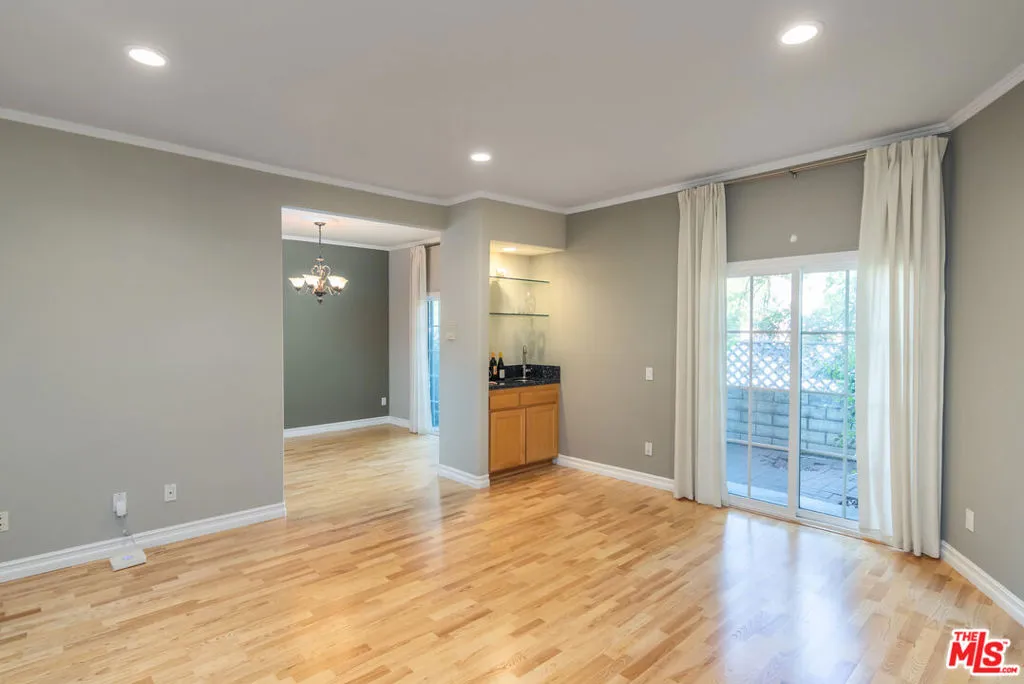 Sherman Oaks, California 91423, United States, 2 Bedrooms Bedrooms, ,2 BathroomsBathrooms,Residential,Pending,118183