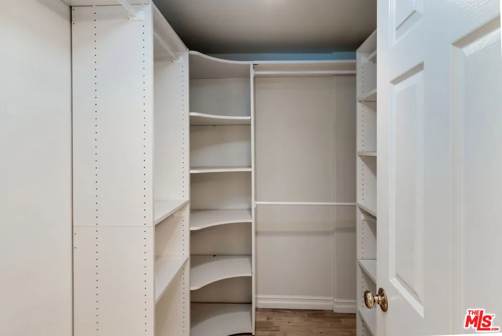 Sherman Oaks, California 91423, United States, 2 Bedrooms Bedrooms, ,2 BathroomsBathrooms,Residential,Pending,118183