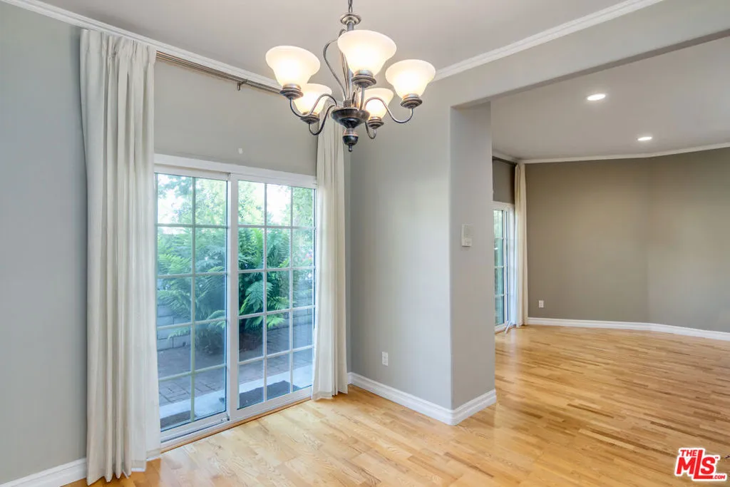 Sherman Oaks, California 91423, United States, 2 Bedrooms Bedrooms, ,2 BathroomsBathrooms,Residential,Pending,118183