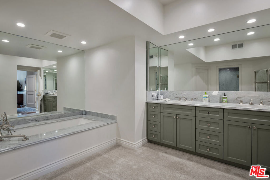 Los Angeles, California 90067, United States, 3 Bedrooms Bedrooms, ,3 BathroomsBathrooms,Residential,Active,50730