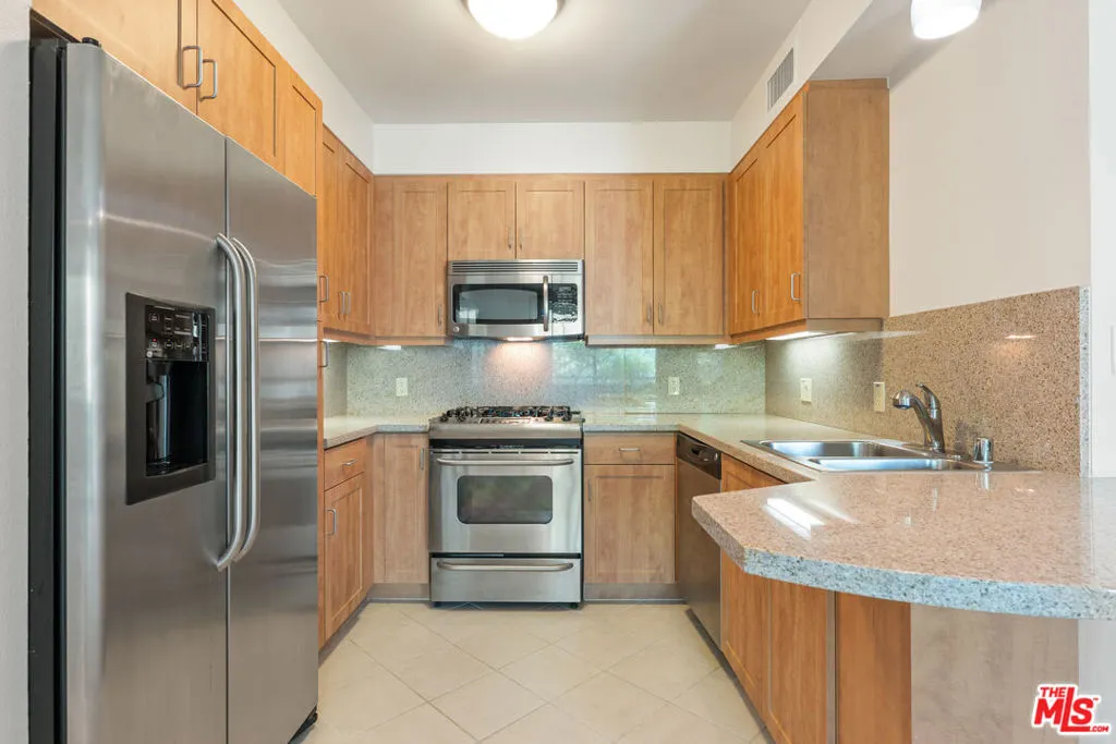 Los Angeles, California 90012, United States, 2 Bedrooms Bedrooms, ,2 BathroomsBathrooms,Residential,Active,50613