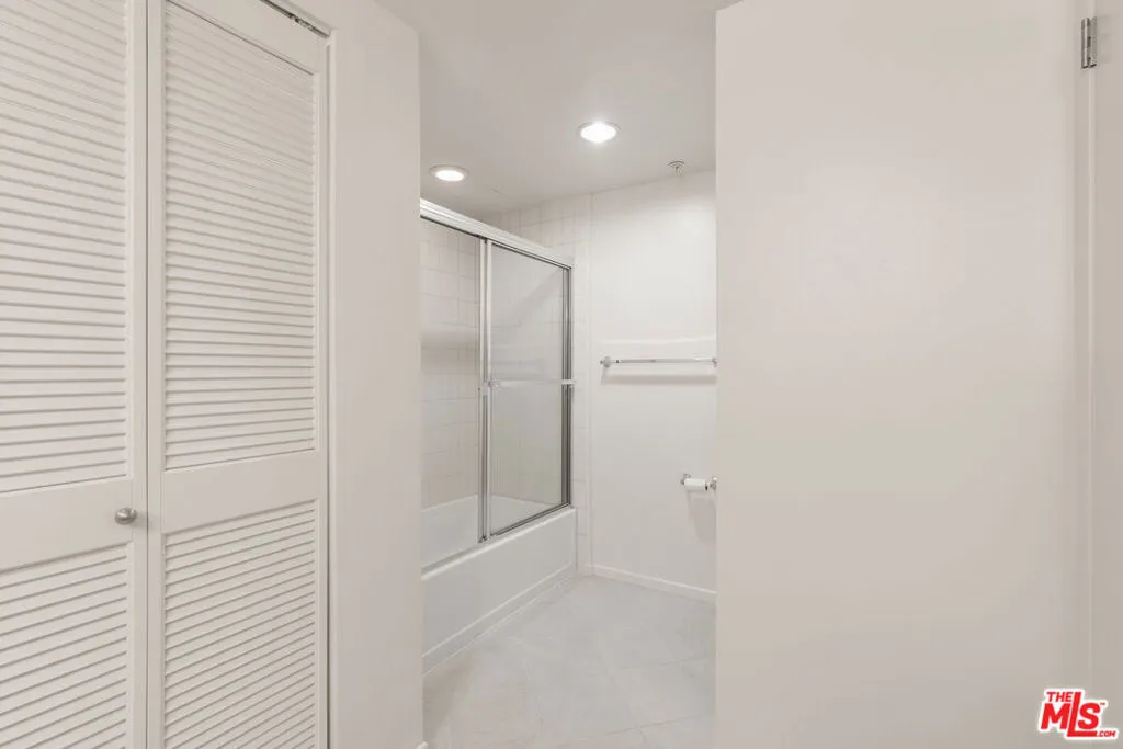 Los Angeles, California 90012, United States, 2 Bedrooms Bedrooms, ,2 BathroomsBathrooms,Residential,Active,50613