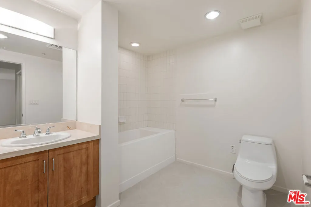 Los Angeles, California 90012, United States, 2 Bedrooms Bedrooms, ,2 BathroomsBathrooms,Residential,Active,50613