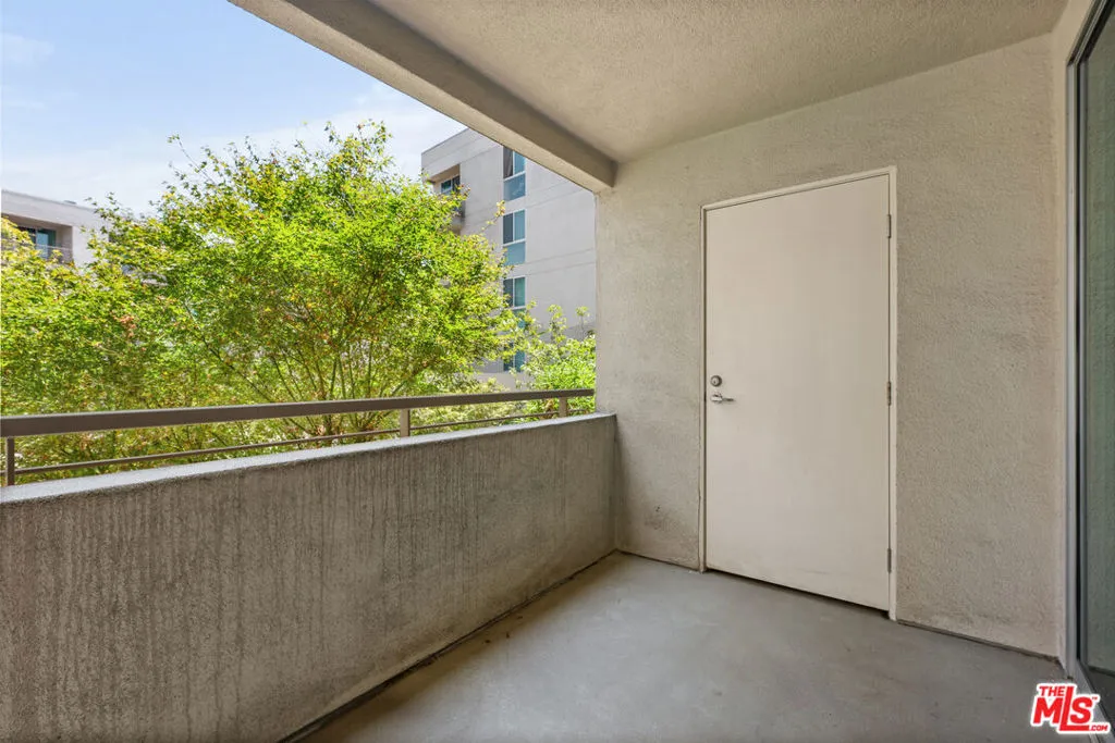 Los Angeles, California 90012, United States, 2 Bedrooms Bedrooms, ,2 BathroomsBathrooms,Residential,Active,50613