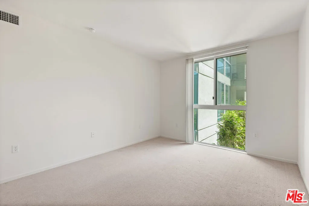 Los Angeles, California 90012, United States, 2 Bedrooms Bedrooms, ,2 BathroomsBathrooms,Residential,Active,50613